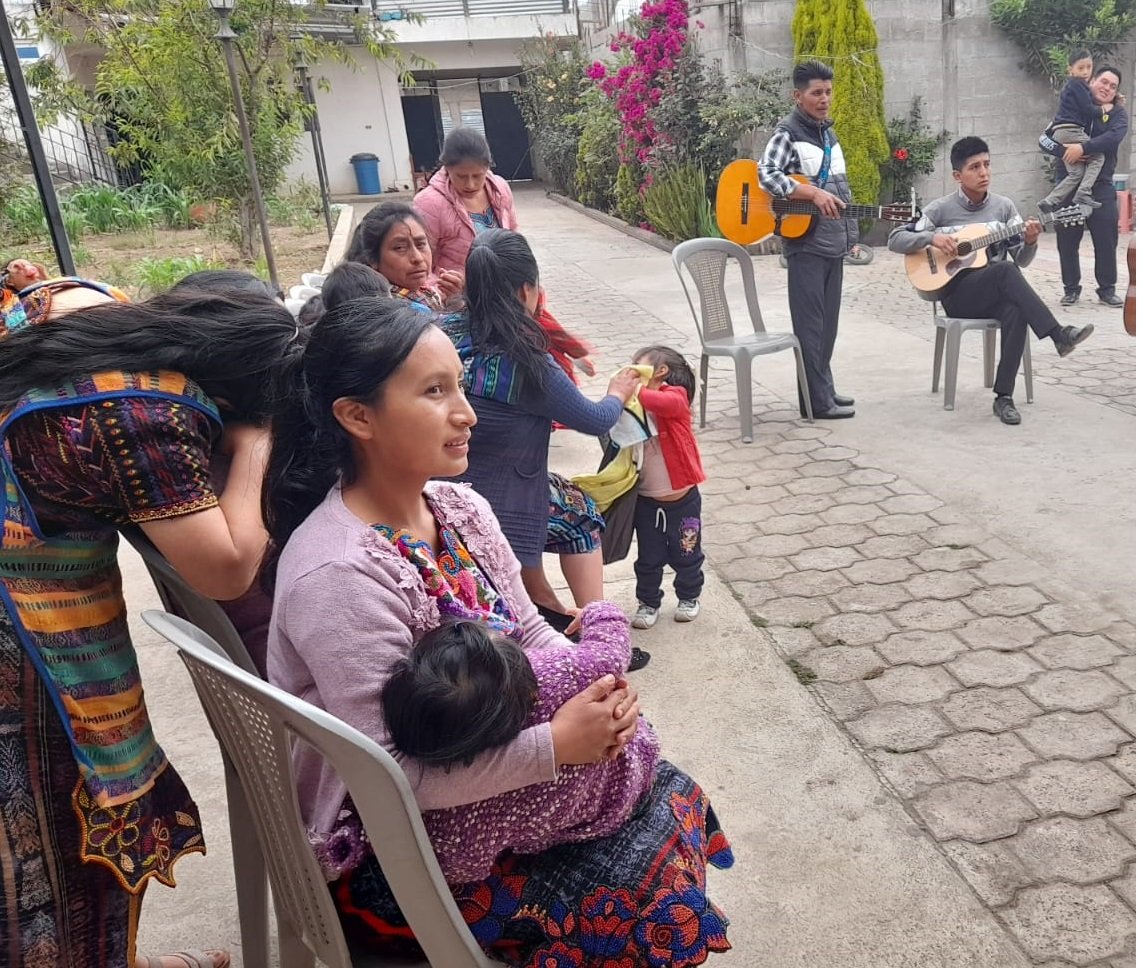  Una madre amamanta a su pequeña de ocho meses de edad, durante la celebración de una piñata infantil.  Foto: Mirna Alvarado 